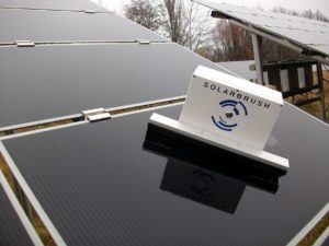 Photovoltaik- und Solarthermieanlagen fit für den Frühling machen_Foto_Solarbrush