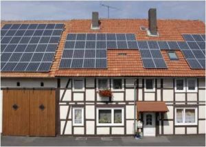 Foerderung Solarstrom Aktuelle Streichliste der Solarstromfoerderung_hier_Fachwerkhaus mit moderner Photovoltaikanlage auf dem Dach_Foto_BMU_Bernd Mueller_ID 702