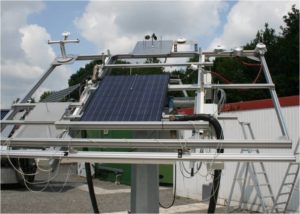 PVT-Kollektoren kombinieren Photovoltaik und Solarthermie_hier_Unverglaster PVT-Kollektor bei Messung auf einem nachfuehrbaren Teststand am ISFH_Foto_ISFH