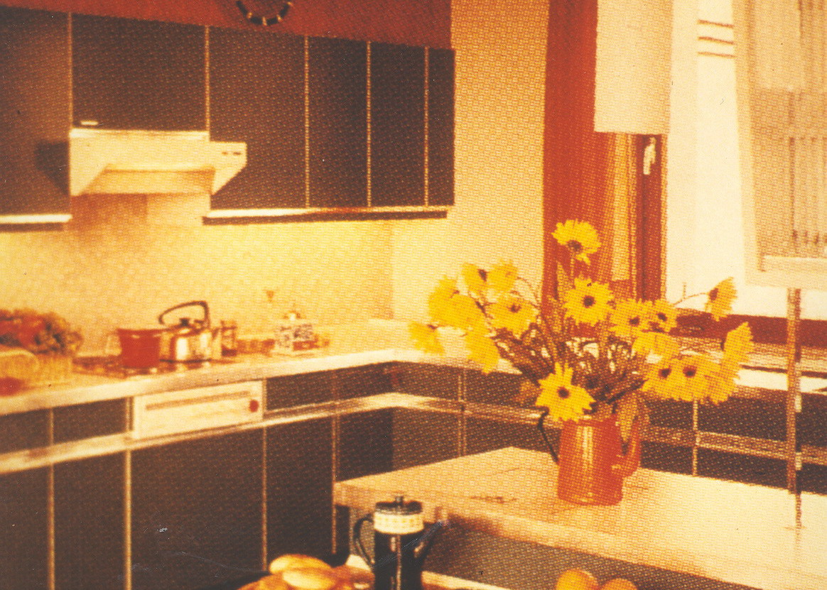 Typische Küche in den beliebten Farben und Formen der 1970er Jahre mit kleiner Essecke. (Foto: Arbeitsgemeinschaft Die Moderne Küche e.V. (AMK))