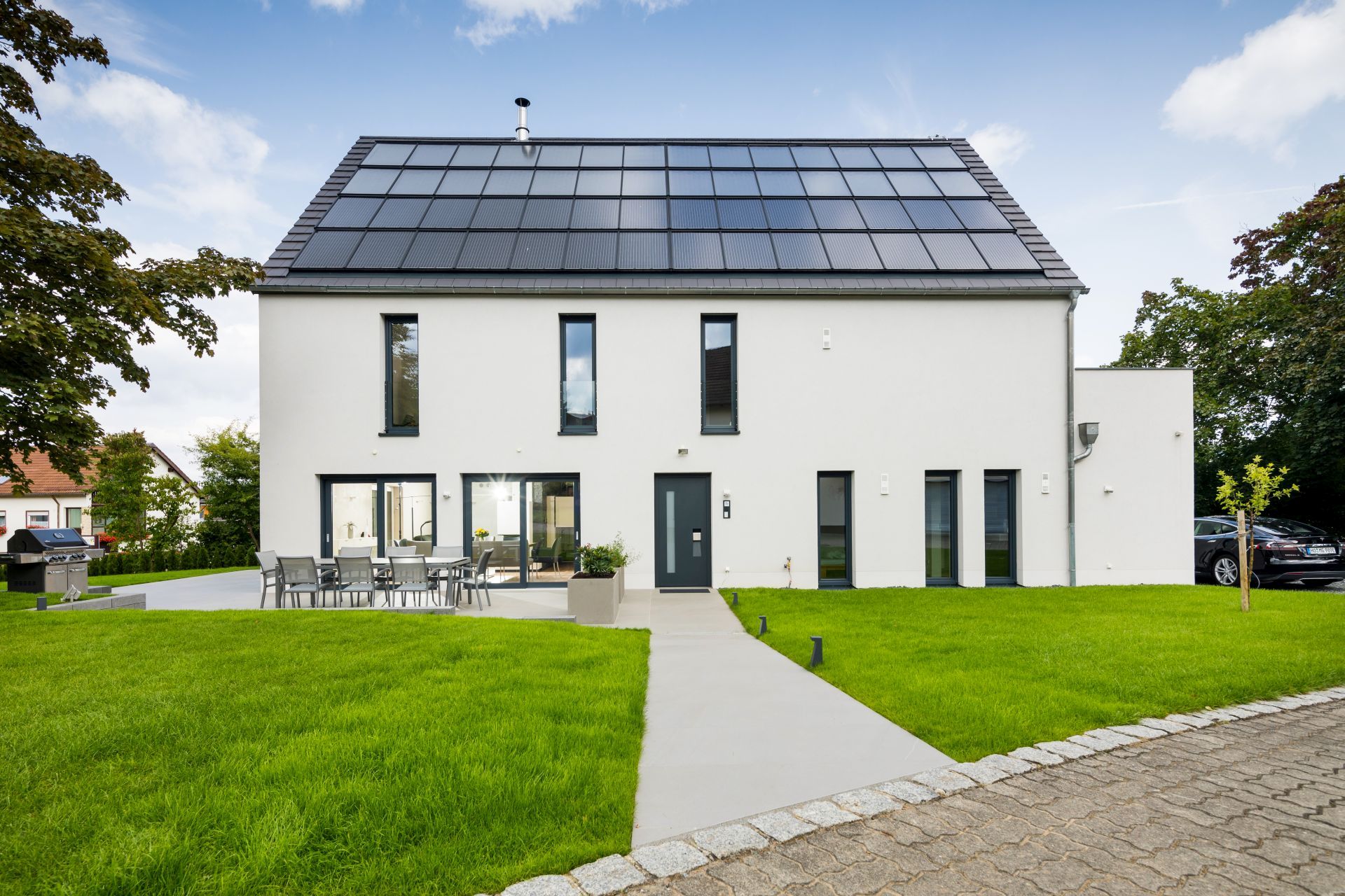 Das Süddach des Sonnenhauses von Familie Gemeinhardt ist komplett mit Solarkollektoren und Photovoltaikmodulen bedeckt. Damit können hohe Eigenversorgungsgrade bei Wärme und Strom erreicht werden. (Foto: Sonnenhaus-Institut / Udo Geisler)