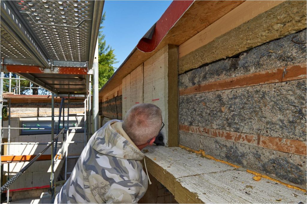 Die Fassadendämmung entstand aus zwei Lagen der Putzträgerplatte „Coverrock II“ (WLG 035) und wurde bis unter die neu geschaffene und gedämmte Attika hochgezogen. So gelang ein wärmebrückenfreier Anschluss. (Copyright: Deutsche Rockwool GmbH & Co. KG)