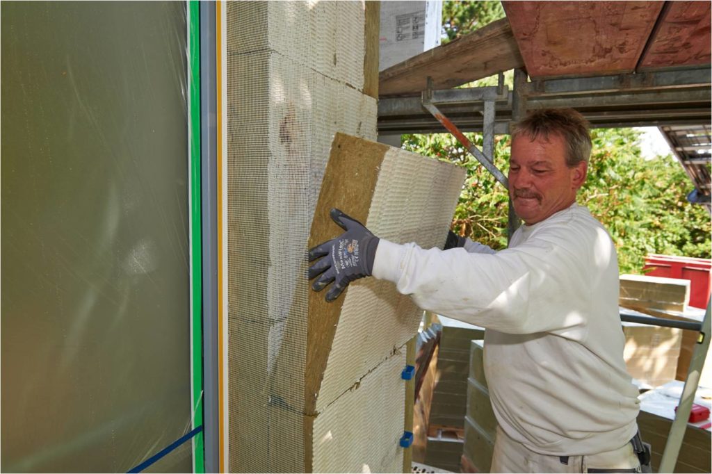 Immer dann, wenn eine Fassade zweilagig gedämmt wird, hat der Verarbeiter die Möglichkeit, die Plattenstöße versetzt anzuordnen. Dieser kleine Kniff reduziert noch einmal die ohnehin minimalen Wärmebrücken zwischen den Dämmstoffplatten. (Copyright: Deutsche Rockwool GmbH & Co. KG)