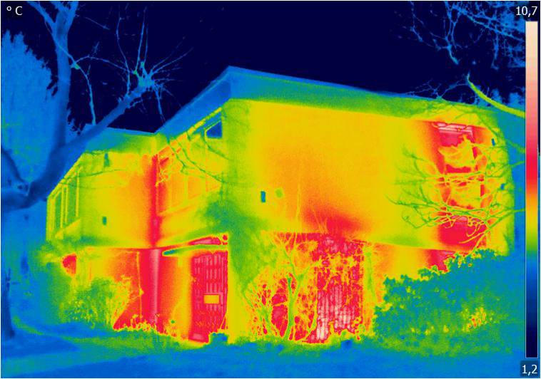 Große gelbe und rote Flächen zeigt die Thermografie auf Fassade und Fenster des Hauses vor der Sanierung. Es ging viel Wärme durch die ungedämmte Gebäudehülle und über die alten, einfach verglasten Fenster verloren. (Copyright: Deutsche Rockwool GmbH & Co. KG)