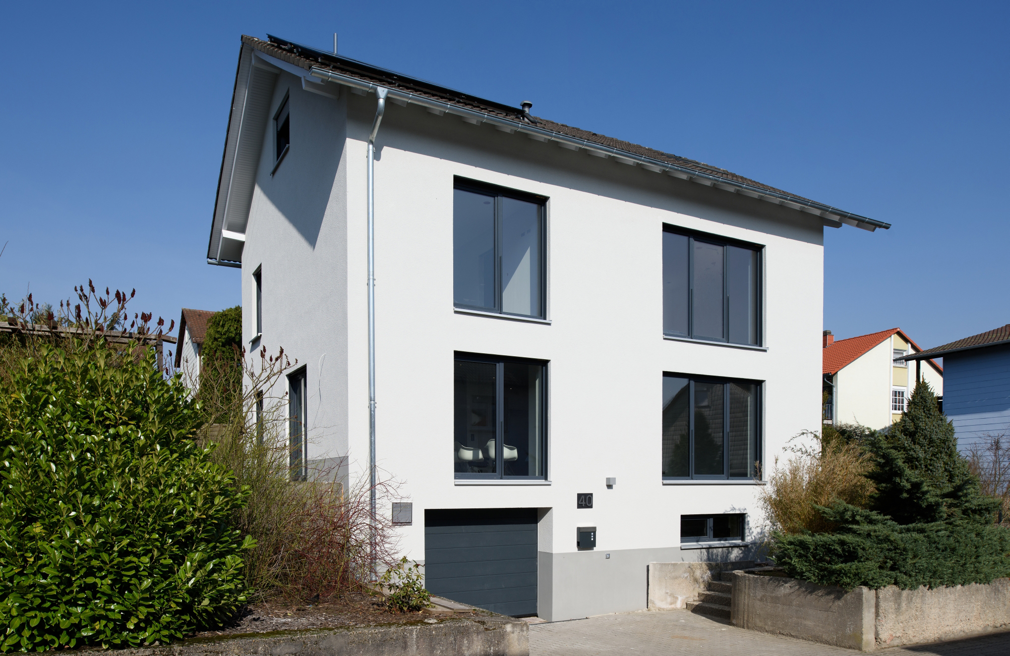 Das in den Siebzigern erbaute Elternhaus von Alexander Vogt ist nach der Modernisierung ein attraktives Gebäude auf dem aktuellen Stand der Technik geworden. (Bild: Buderus)