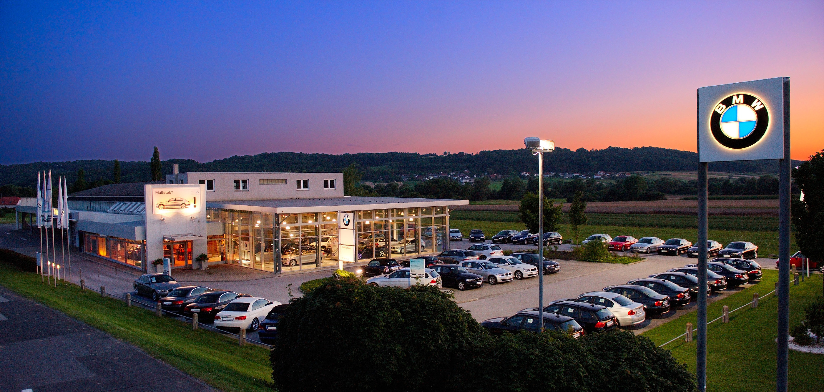 Das Autohaus Kohla-Strauss in St. Michael, Österreich, konnte seine Energiekosten durch den Umstieg von Öl auf Ochsner Wärmepumpen auf ein Viertel senken. (Foto: Ochsner Wärmepumpen GmbH / Kohla-Strauss)