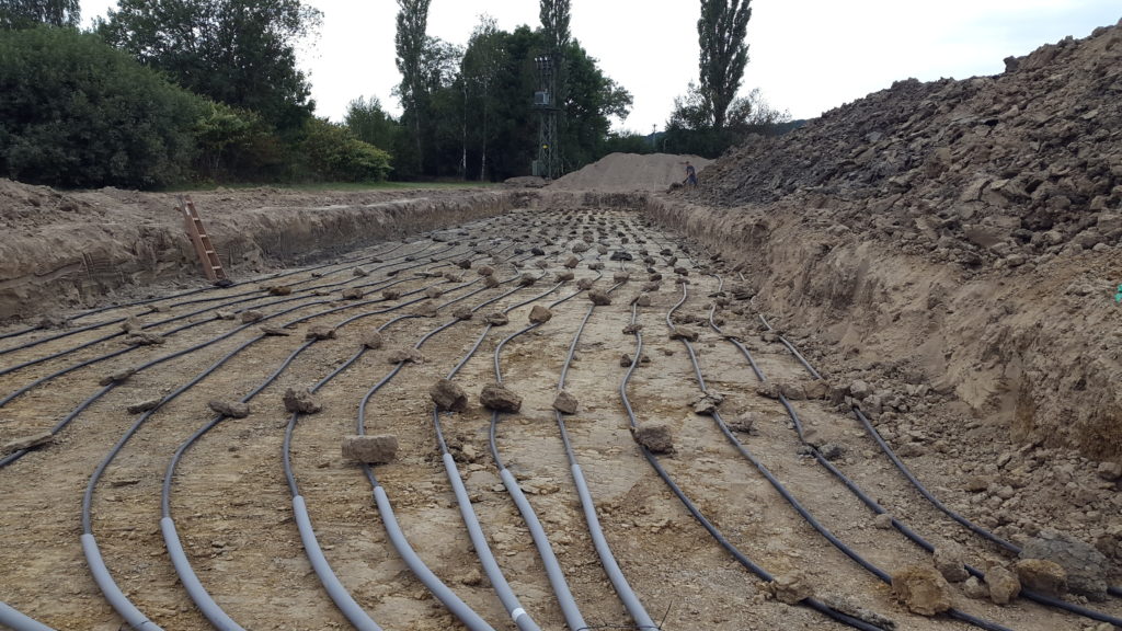 Aus rund 6 km Rohren, die auf einer Fläche von rund 2.500 m2 in 1,50 m Tiefe verlegt sind, beziehen die Wärmepumpen ihre Energie. (Foto: Ochsner Wärmepumpen GmbH)