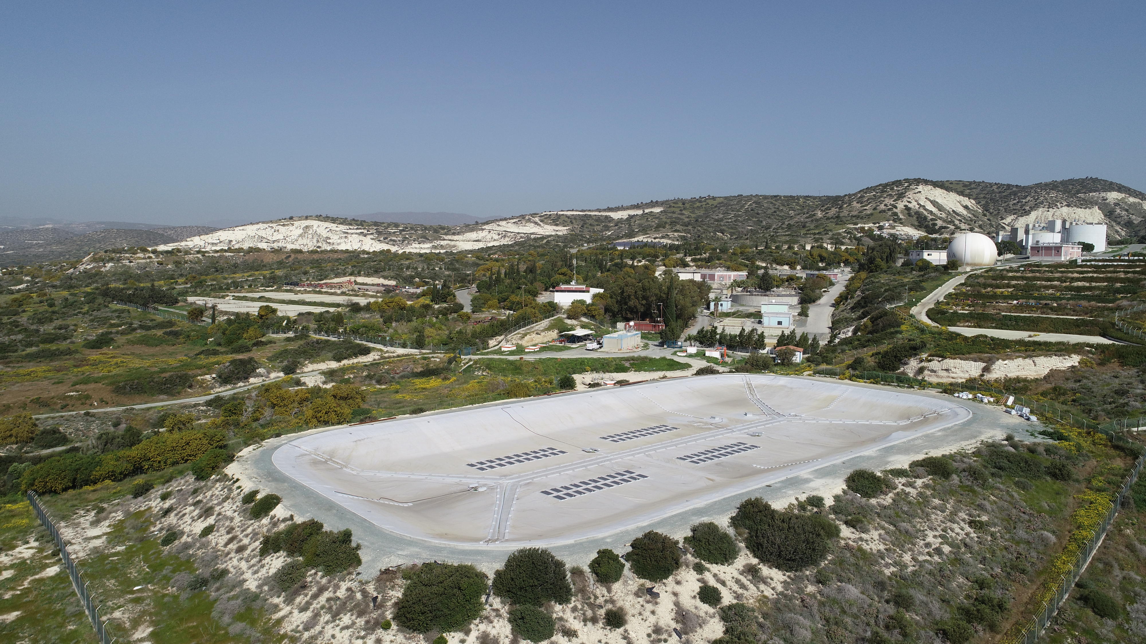 Continental hat die weltweit erste schwimmende Solarfolie auf Zypern installiert und schützt damit das gesammelte Wasser in einem Reservoir in der Region Limassol zuverlässig vor Verdunstung und ungewollter Verschmutzung. Gleichzeitig erzeugen die auf der Spezialfolie integrierten Photovoltaik-Module elektrischen Strom aus nachhaltiger Sonnenenergie. (Foto: Continental AG)