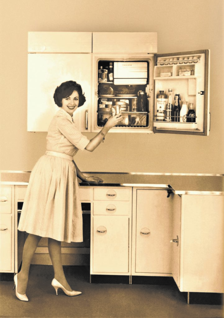 Mitte der 1950er Jahre gab es die ersten hocheingebauten Kühlgeräte. (Foto: Arbeitsgemeinschaft Die Moderne Küche e.V. (AMK))