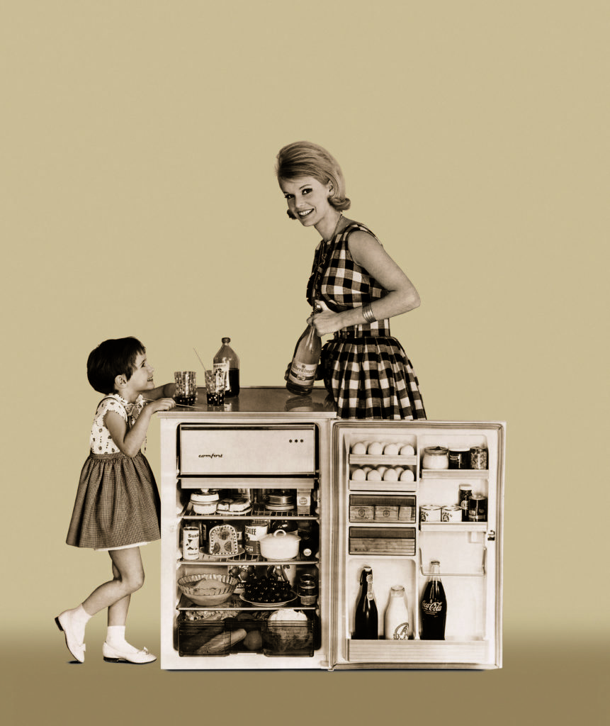 Mit der Weiterentwicklung des Kühlschranks reduzierte sich die Kaufhäufigkeit von Lebensmitteln. Hausfrauen und Kinder waren froh über die hinzugewonnene Zeit. (Foto: Arbeitsgemeinschaft Die Moderne Küche e.V. (AMK))