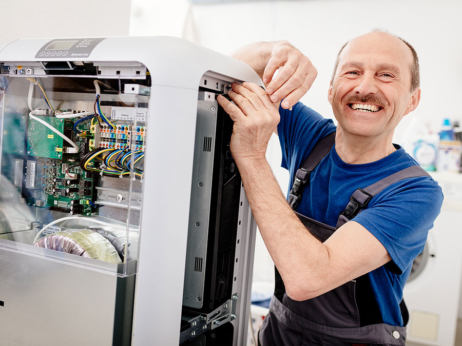 Ein Solarteur installiert einen Stromspeicher von SENEC, einem der Top 5 Stromspeicher-Hersteller in Deutschland. | Bildquelle: © Deutsche Energieversorgung GmbH