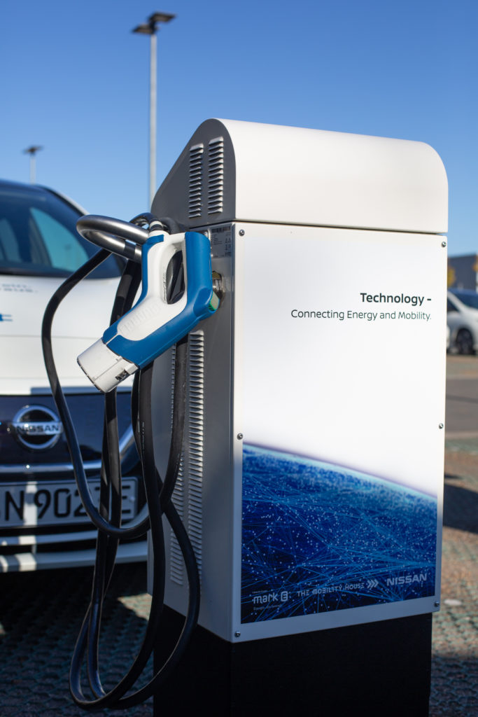 Über einen CHAdeMO-Anschlass kann man je nach Fahrzeug mit Ladeleistungen von mehr als 50kW DC laden. Damit ist relativ schnelles Be- und auch Entladen möglich. (Foto: The Mobility House / Nissan)