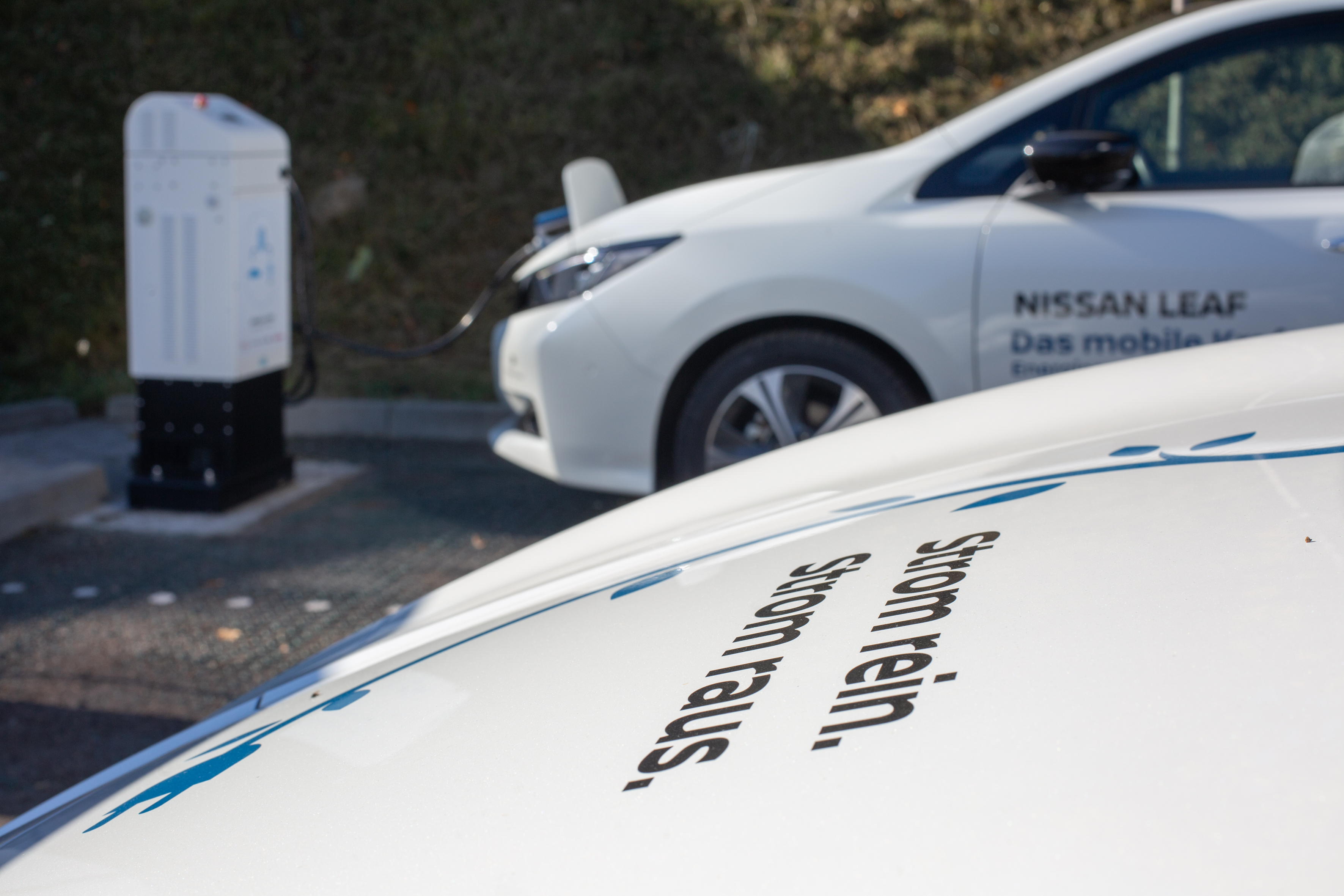 Der Nissan Leaf wird als erstes Elektroauto für Primärregelleistung qualifiziert und wird damit offiziell als Regelkraftwerk in das deutsche Stromnetz integriert. (Foto: The Mobility House / Nissan)