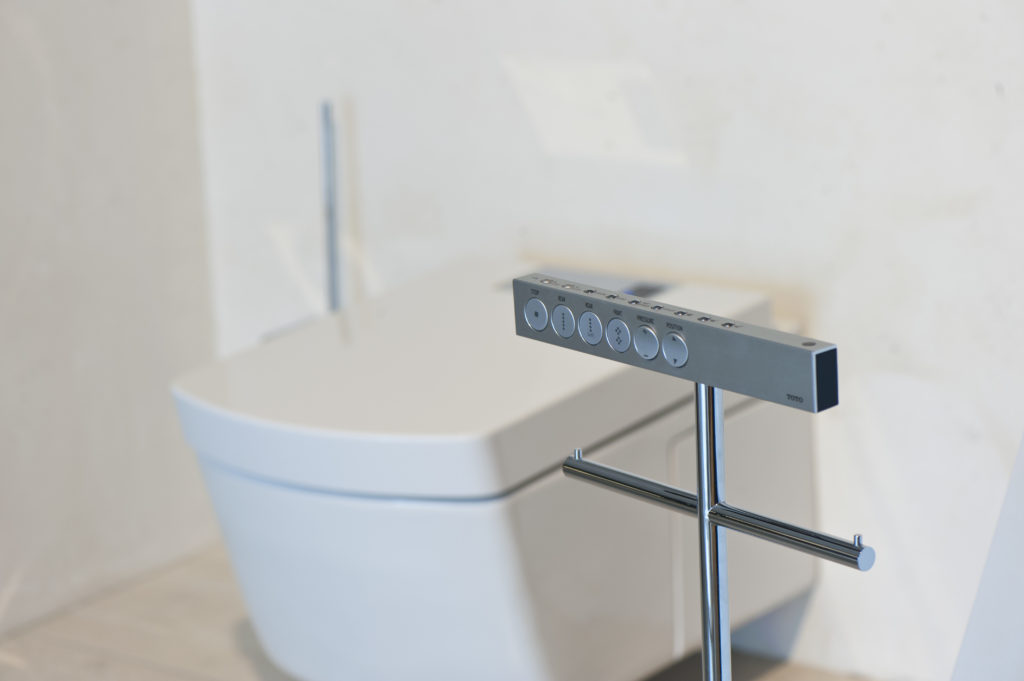 Nahezu ideal ist die Installation eines Dusch-WCs (hier das WASHLET Neorest von TOTO) im Gästebad. Foto: Wahl GmbH