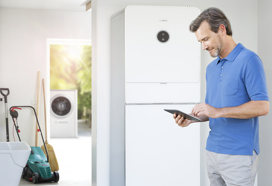 Der Energiemanager von Bosch fungiert im Smart Home als intelligente Instanz zwischen Photovoltaik-Anlage und Wärmepumpe, die den selbstproduzierten Solarstrom bedarfsgerecht verteilt. So können Nutzer effizient Wärme erzeugen und Kosten sparen. | Bildquelle: Bosch