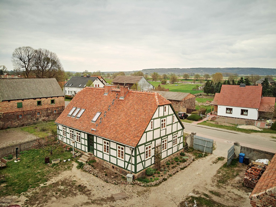 Das Haus prägt das Bild der Bauernstraße in Lunow. KfW Award Bauen 2019 Lunow. | Bildquelle: © KfW-Bildarchiv / Claus Morgenstern