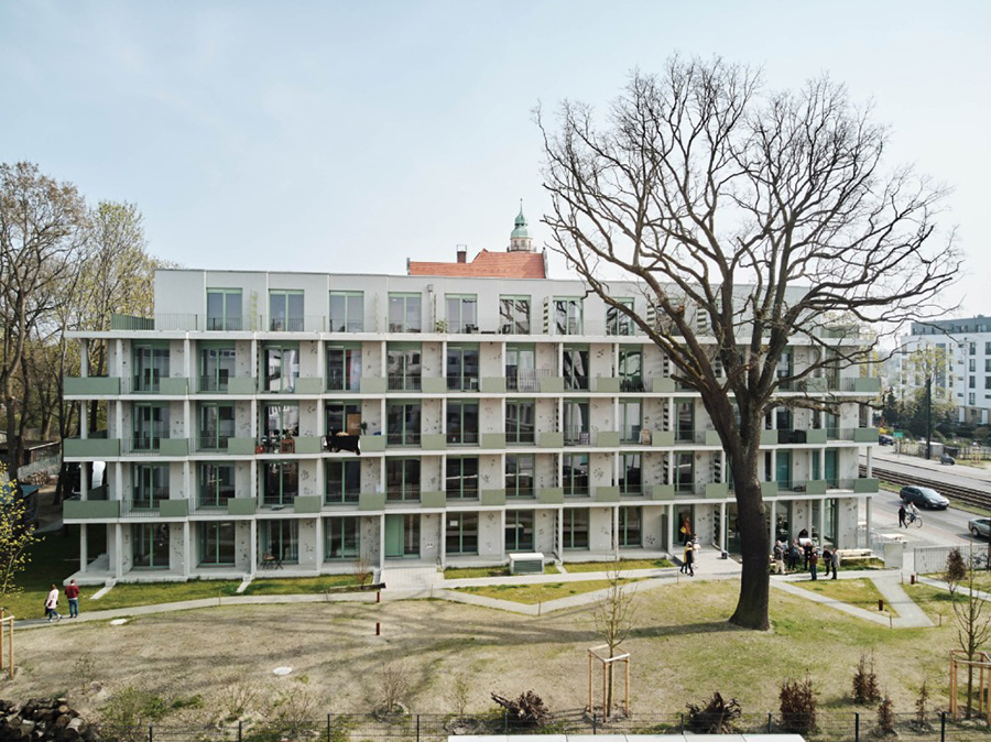 Einer der mächtigen alten Bäume beschirmt den Garten mit dem Eisspeicher. KfW Award Bauen 2019 Berlin Lindenstraße. | Bildquelle: © KfW-Bildarchiv / Claus Morgenstern