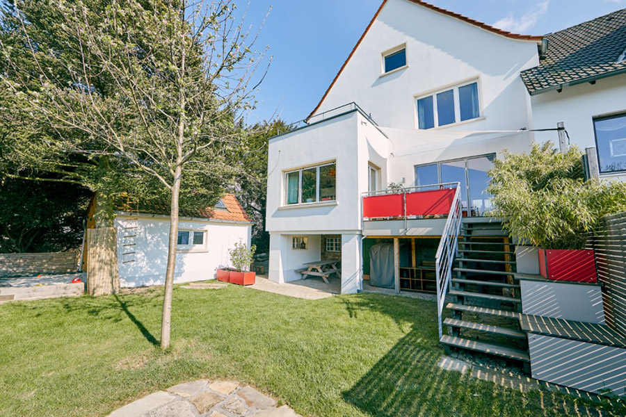 Die Terrasse im 1. Stock mit Treppe zum Garten ist neu. KfW Award Bauen 2019 Bochum. | Bildquelle: © KfW-Bildarchiv / Claus Morgenstern