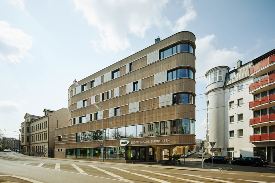 Spitzenleistung: Hoch ragt das Holzhaus an der Straßenecke auf – ein echter Hingucker. KfW Award Bauen 2019 Leipzig. | Bildquelle: © KfW-Bildarchiv / Claus Morgenstern