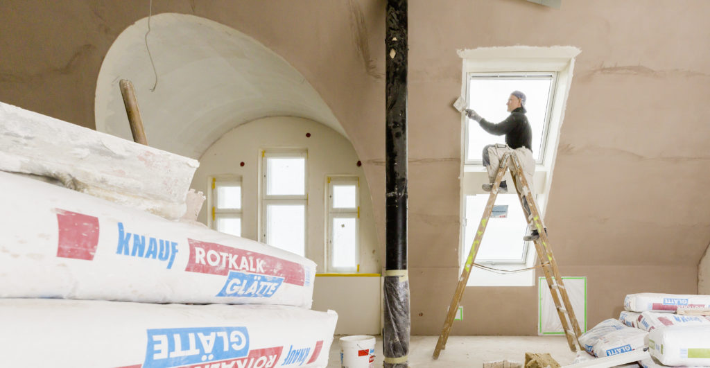 Der gesamte Heizungsaufbau verschwand unter einer 15 bis 20 cm dicken Auflage aus Rotkalk Grund, als Basis für Rotkalk Fein und Rotkalk Glätte. (Foto: Knauf/Stephan Klonk)