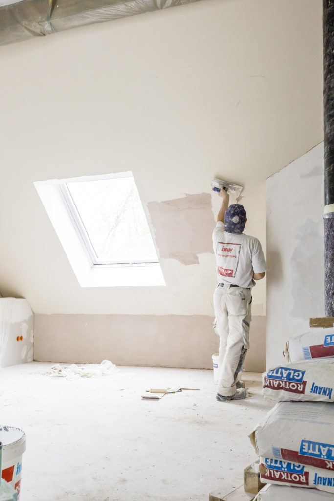 Den Abschluss des Rotkalk in-Systems bildet die Rotkalk Glätte, hier in Weiß, aufgebracht auf armiertem Rotkalk Fein Putz. (Foto: Knauf/Stephan Klonk)