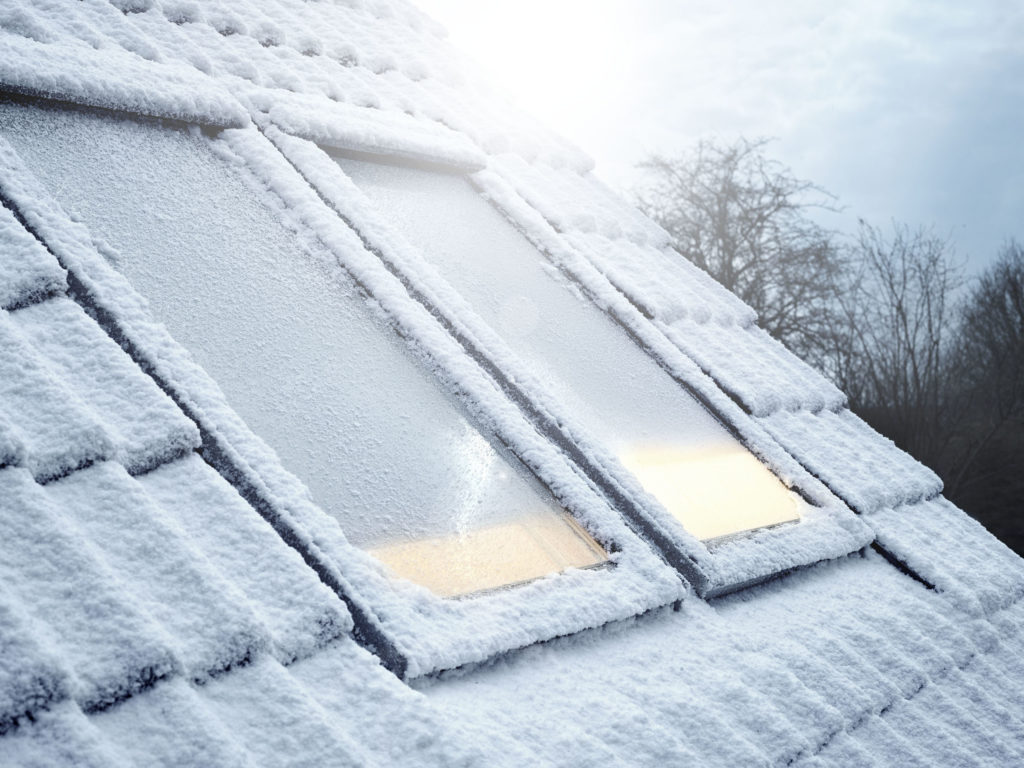 Sonnenschutz verbessert die Wärmedämmung eines Fensters – Wabenplissees sogar um bis zu 21 Prozent. So können sie helfen, Heizkosten zu senken. (Foto: Velux Deutschland GmbH)