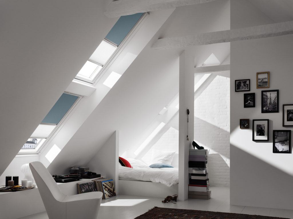 Jeder Mensch hat Farbtöne, die ihn besonders ansprechen. Daher bietet die „Colour by You!“-Serie von Velux Rollos in über 1.800 Farbvarianten an – hier ein erfrischendes Blau. (Foto: Velux Deutschland GmbH)