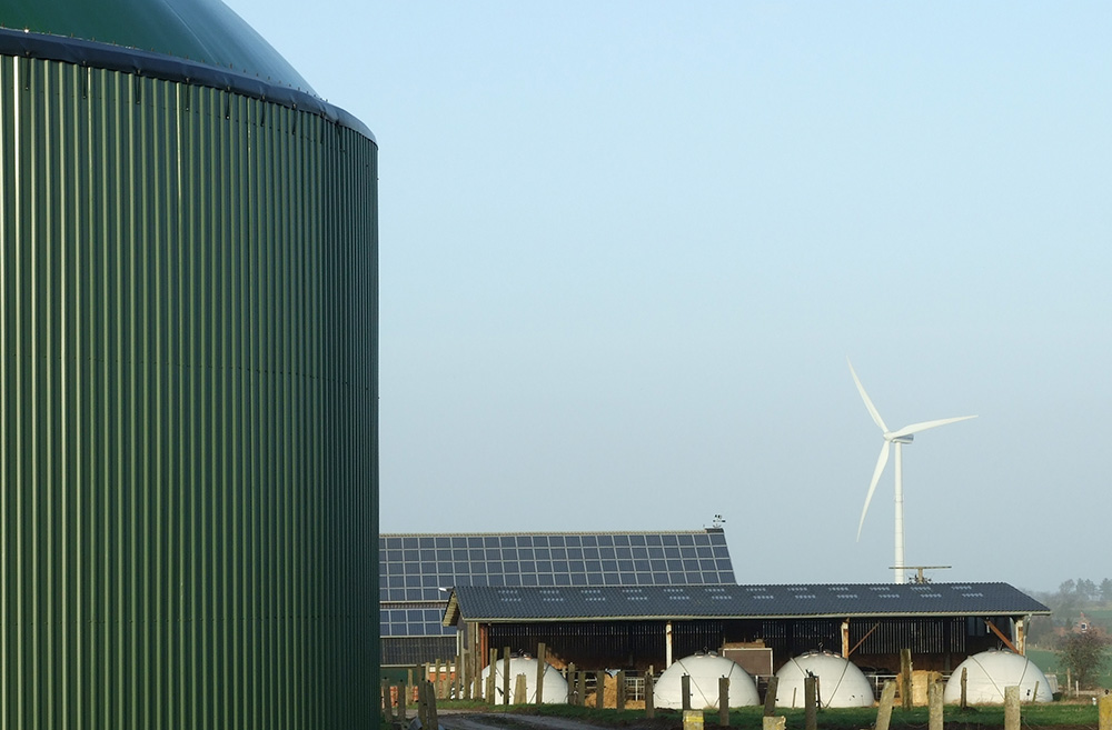 Erneuerbare Energie: Biogasanlage (Fermenter), Windkraftanlage und Photovoltaik-Paneele (Solarzellen) auf einem landwirtschaftlichen Betrieb in Horstedt (Schleswig-Holstein/Deutschland) | Autor: Florian Gerlach (Nawaro) via Wikimedia Commons | Lizenz: CC BY-SA 3.0