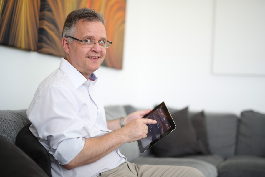 Mit der App EasyControl können Ute und Matthias Schmidt auf Handy und Tablet Anlagenparameter im Blick behalten und bei Bedarf ändern. Quelle: vor-ort-foto.de/Henning Rosenbusch