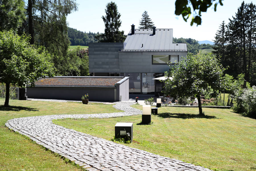 Das Einfamilienhaus in Coburg beeindruckt außen mit moderner Architektur und innen mit Hausautomationstechnik. Quelle: vor-ort-foto.de/Henning Rosenbusch