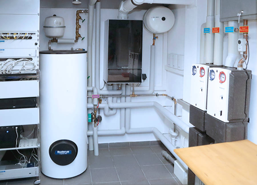 Das Heizsystem der Schmidts besteht aus dem Buderus Gas-Brennwertgerät Logamax plus GB182i mit Bedieneinheit Logamatic RC300, dem Warmwasserspeicher Logalux SU und zwei Heizkreisen mit zwei Hocheffizienzpumpen Logafix BUE+, die die Wärme über Fußbodenheizung und Radiatoren im Haus verteilen. Quelle: vor-ort-foto.de/Henning Rosenbusch