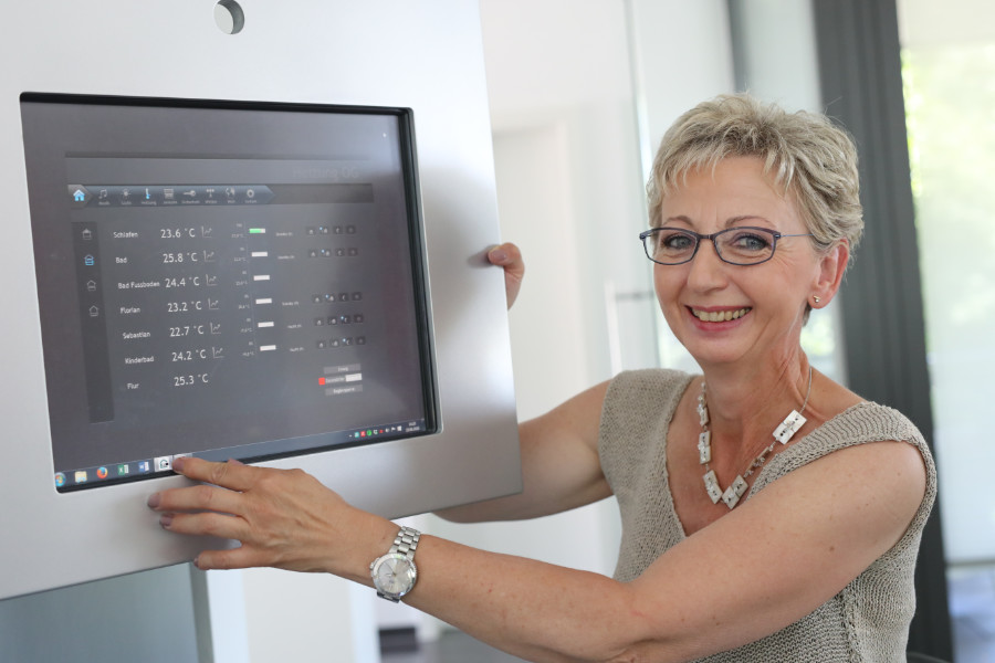 Über die zentrale Bedienschnittstelle der Haustechnik, den Homeserver im Esszimmer, haben Ute und Matthias Schmidt alle Komponenten im Blick. Quelle: vor-ort-foto.de/Henning Rosenbusch