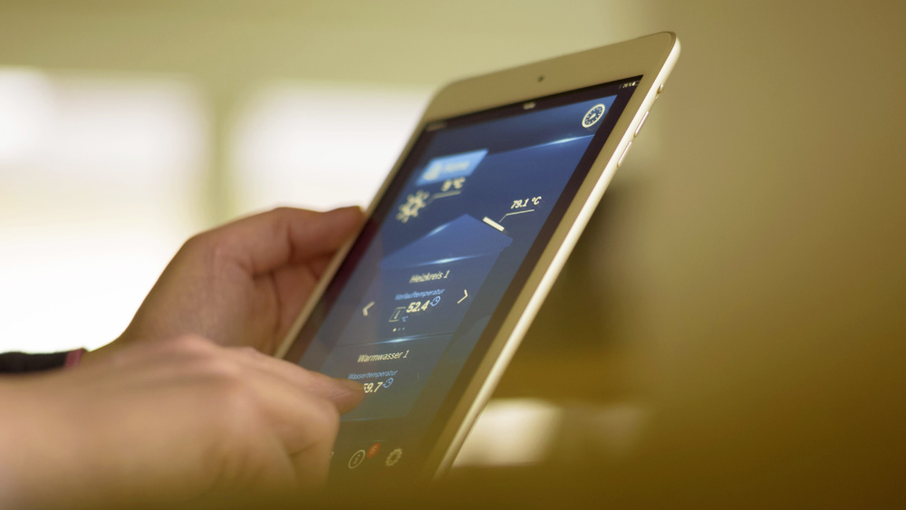Alles im Griff mit der Smartphone-App MyDevice: Um den Heizbetrieb auf die persönlichen Vorlieben einzustellen, genügt ein Fingertipp. Bild: Buderus