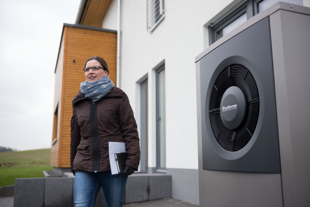 Moderne Wärmepumpentechnik passt für Juliane Buß optimal zu nachhaltigem Bauen. Bild: Buderus