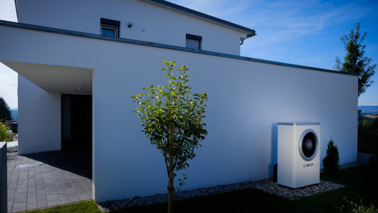 Im Haus von D. Roeck erreicht der Energiemanager von Bosch einen Autarkiegrad vom Haushaltsstrom von bis zu 55 Prozent. Rechts im Bild ist die Außeneinheit der Wärmepumpe Compress 7000i AW zu sehen. (Quelle: Bosch)