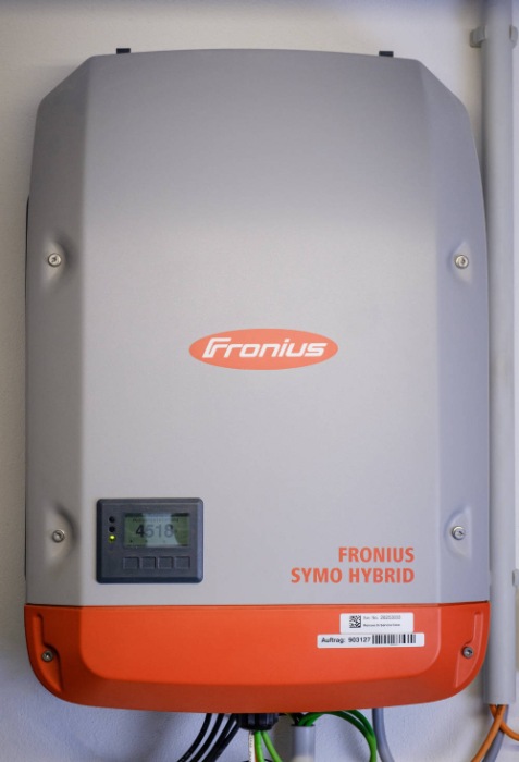 Der Fronius Symo Hybrid Wechselrichter sorgt dafür, dass der Solarstrom vom Energiemanager verteilt werden kann. (Quelle: Bosch)