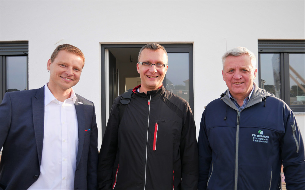 Für sein Bauprojekt suchte Christian Wolff (Mitte) kompetente Unterstützung. Diese fand er bei Bauträger Bernd Brandis (rechts) und Bosch-Key-Account-Manager Gordon Zittlau (links). | Bildquelle: Bosch