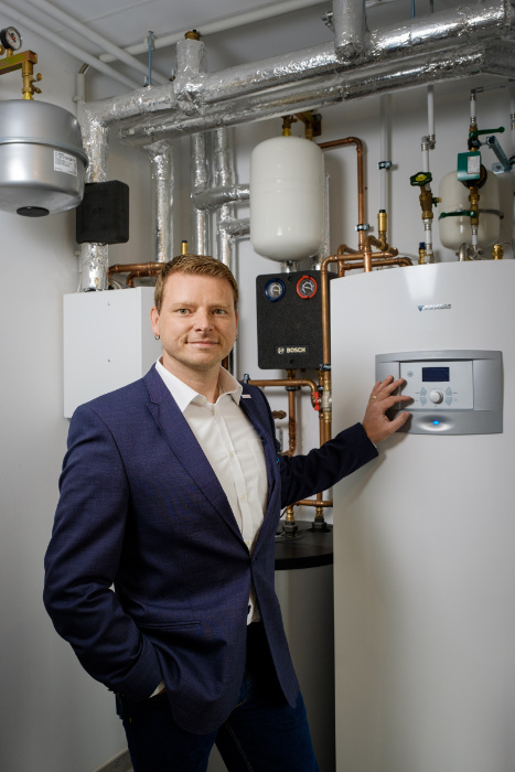 Um den KfW-Standard 40 Plus zu erreichen, musste ein möglichst effizientes Wärmekonzept entwickelt werden. Bosch-Key-Account-Manager Gordon Zittlau riet zu der Supraeco-Sole-WärmepumpeSTM60-1 mit integriertem Warmwasserspeicher. | Bildquelle: Bosch