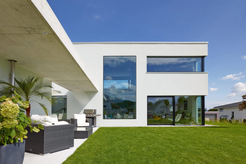 Gerade bei großen Fensterflächen ist selbstreinigendes Glas sinnvoll. (Foto: BF/ Glas Trösch)