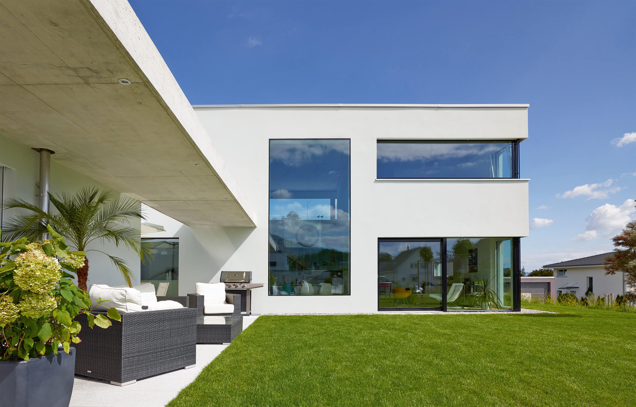 Gerade bei großen Fensterflächen ist selbstreinigendes Glas sinnvoll. (Foto: BF/ Glas Trösch)