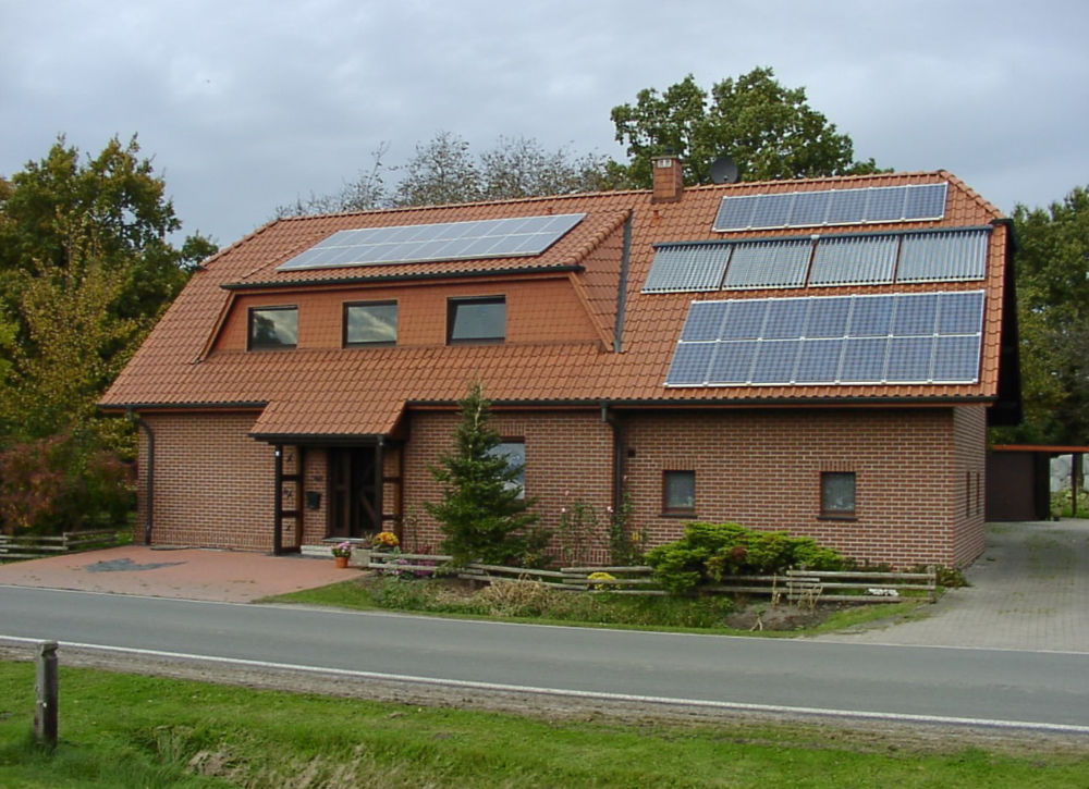 Haus Vinke in Friedewalde 2004 mit erweiterter Photovoltaikanlage ©Uwe Vinke