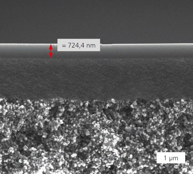 Aufnahme im Rasterelektronenmikroskop: Kohlenstoffmembran mit einer Schichtdicke von weniger als 1 Mikrometer.