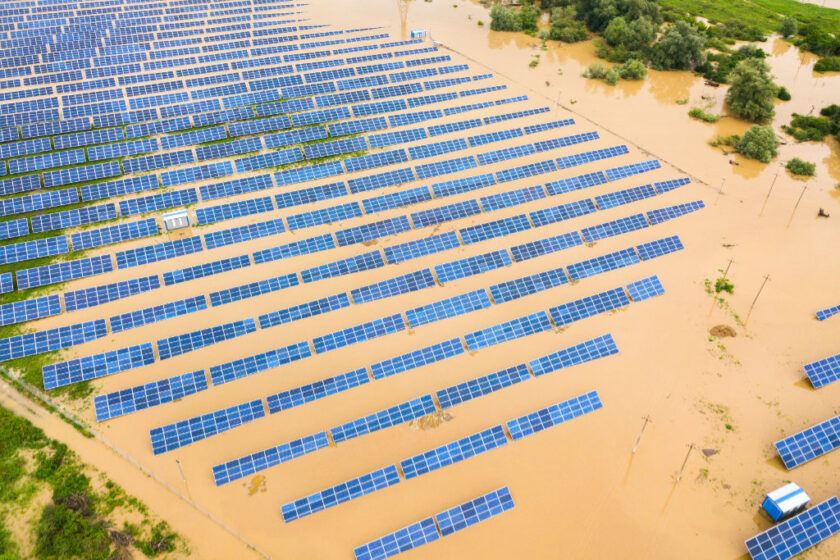 Luftbild einer Photovoltaikanlage bei Hochwasser