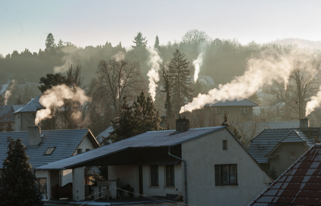 Rauchende Schornsteine an Einfamilienhäusern